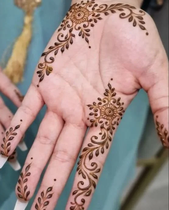 Heavy Motif With Outline Featuring Finger Mehndi Design Heavy Motif With Outline Featuring Finger Mehndi Design